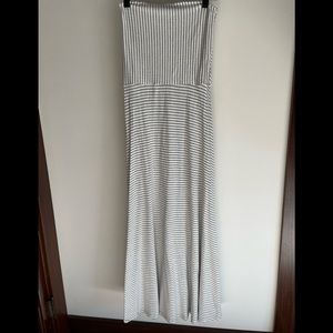 Gap S strapless maxi flowy dress convertible to maxi skirt or midi dress.